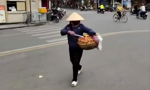 Street vendor fined after charging foreign tourist 430,000 VND for 10 donuts