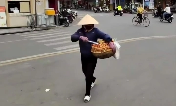 Street vendor fined after charging foreign tourist 430,000 VND for 10 donuts