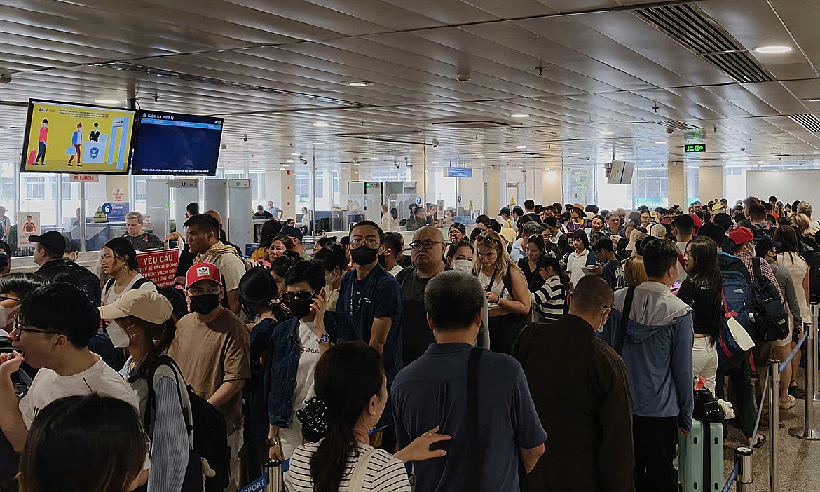 Numerous flights unable to land at Tan Son Nhat