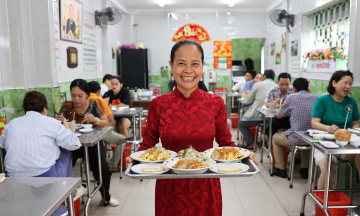 65-year-old banh cuon eatery honored by Michelin for 'good food, affordable prices'