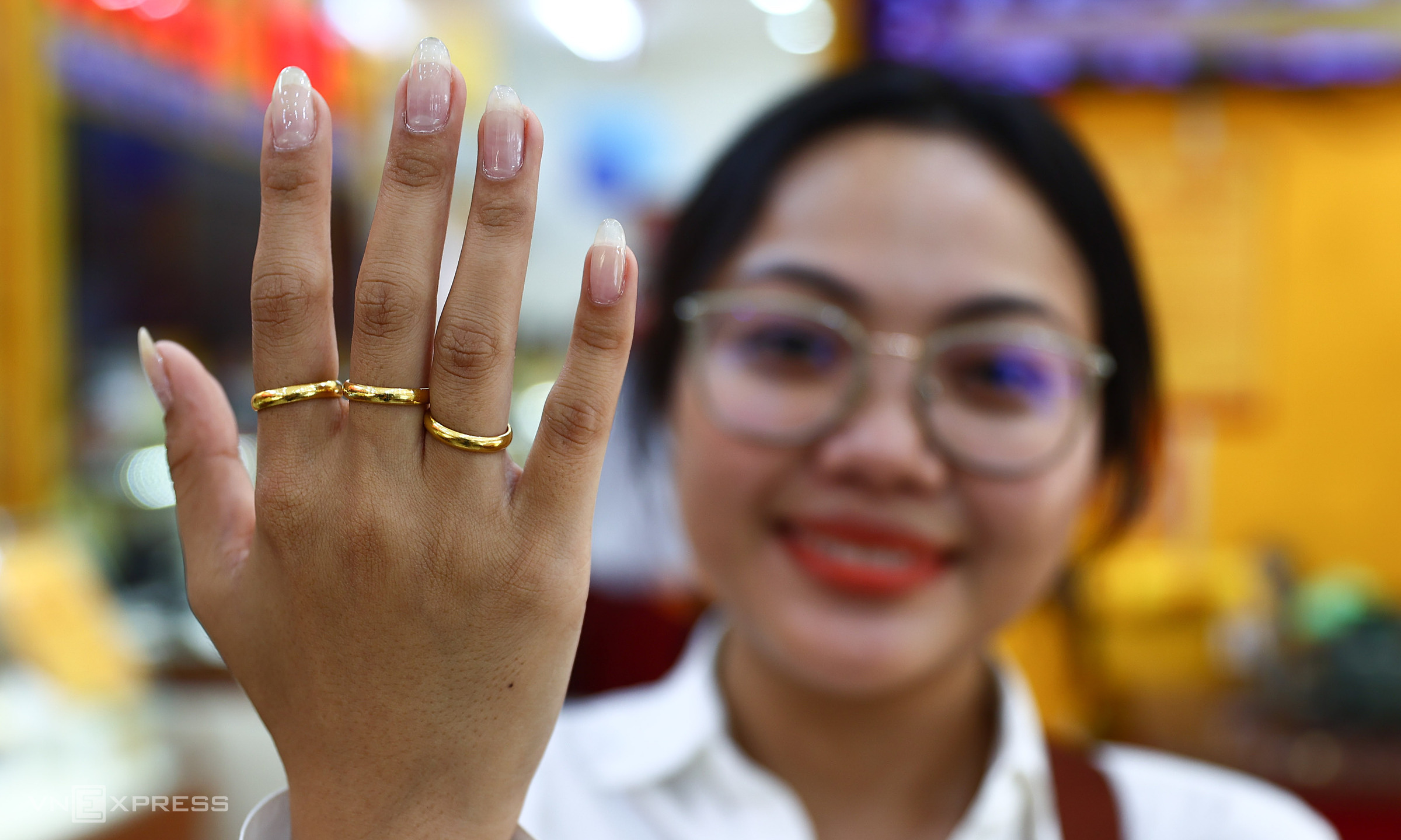Gold price reverses, rises 6 million dong per tael