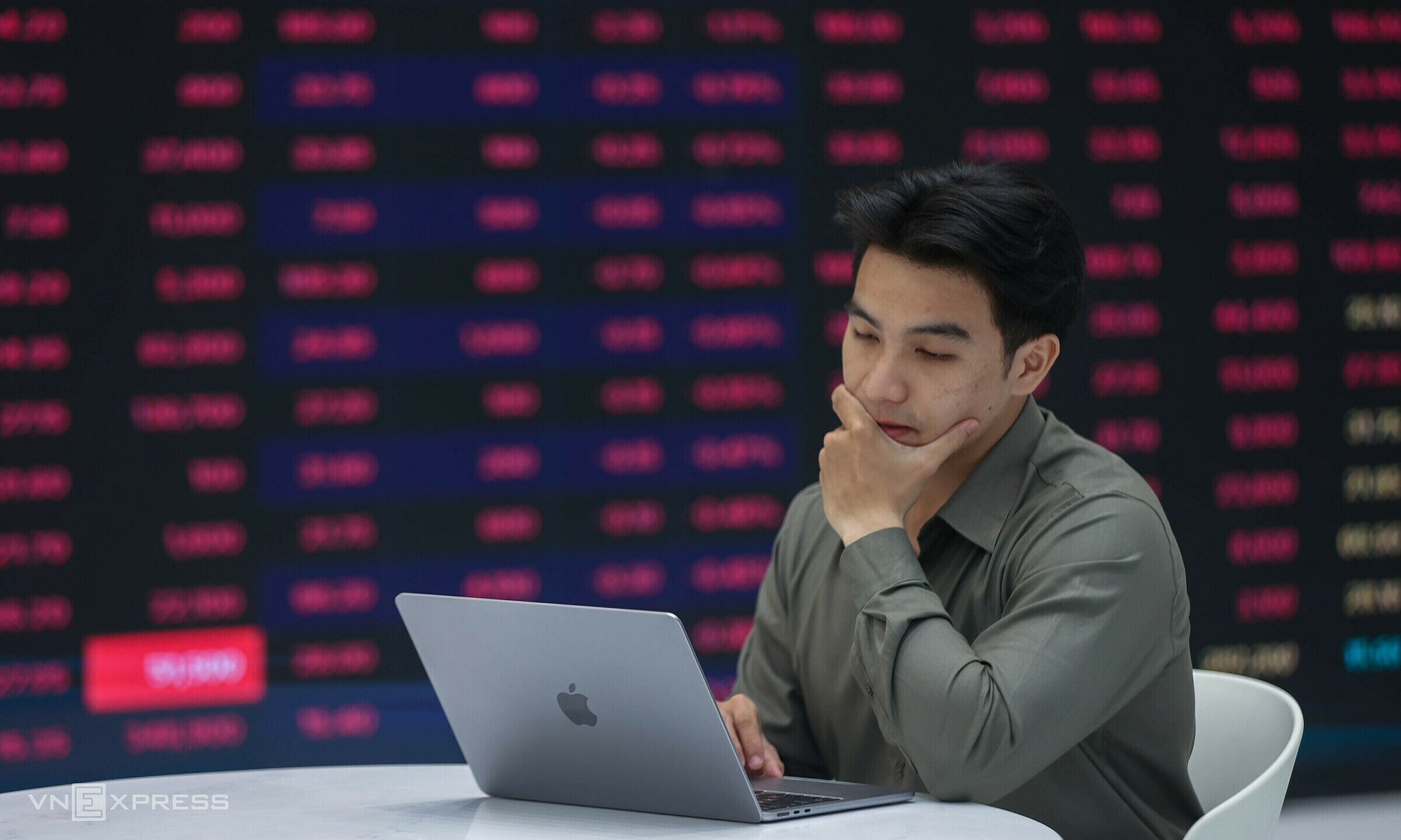 Stock market loses points at end of session