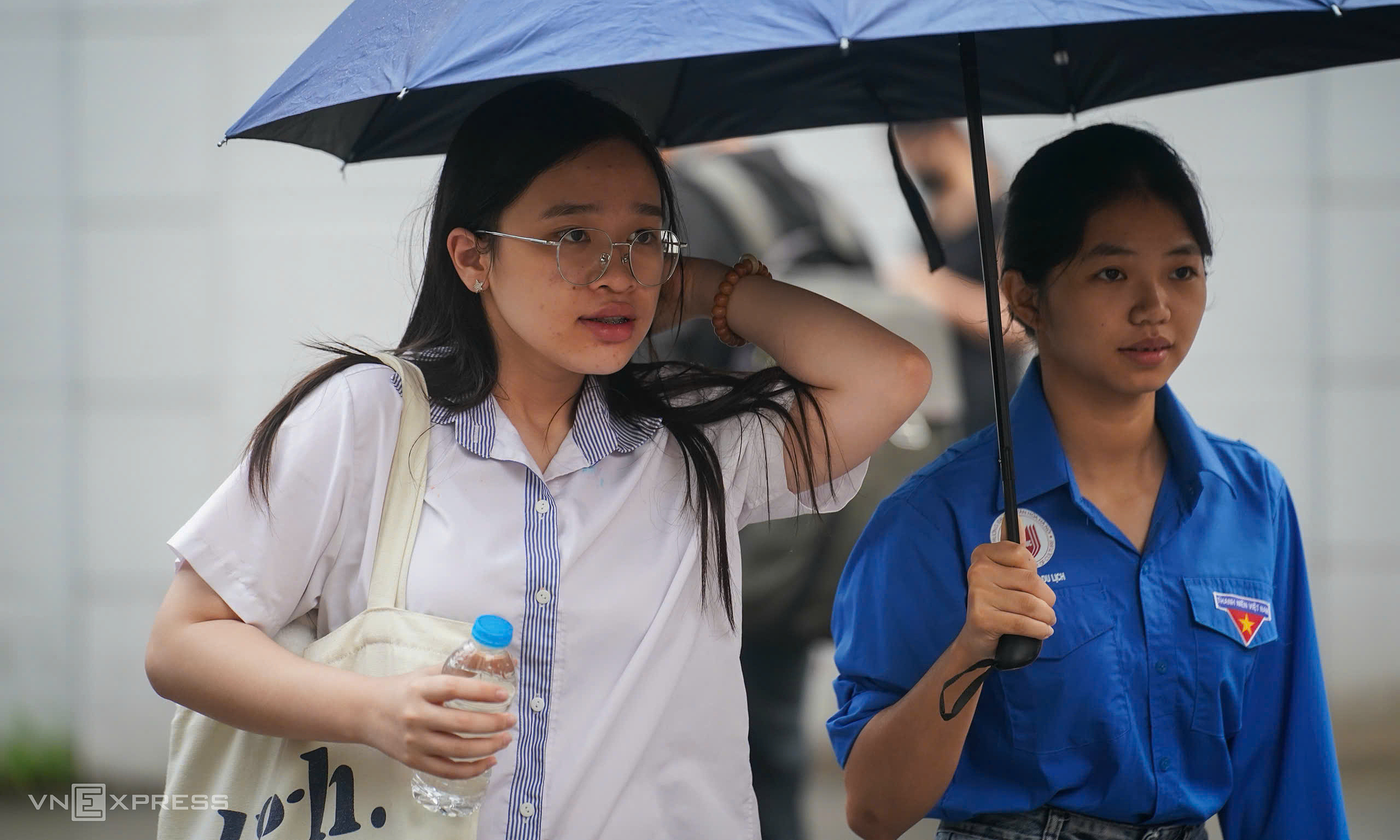 Students arrive for final two graduation exams