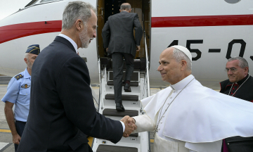 Pope's flight malfunction on 12/6 leads to ride on Spanish King's private jet