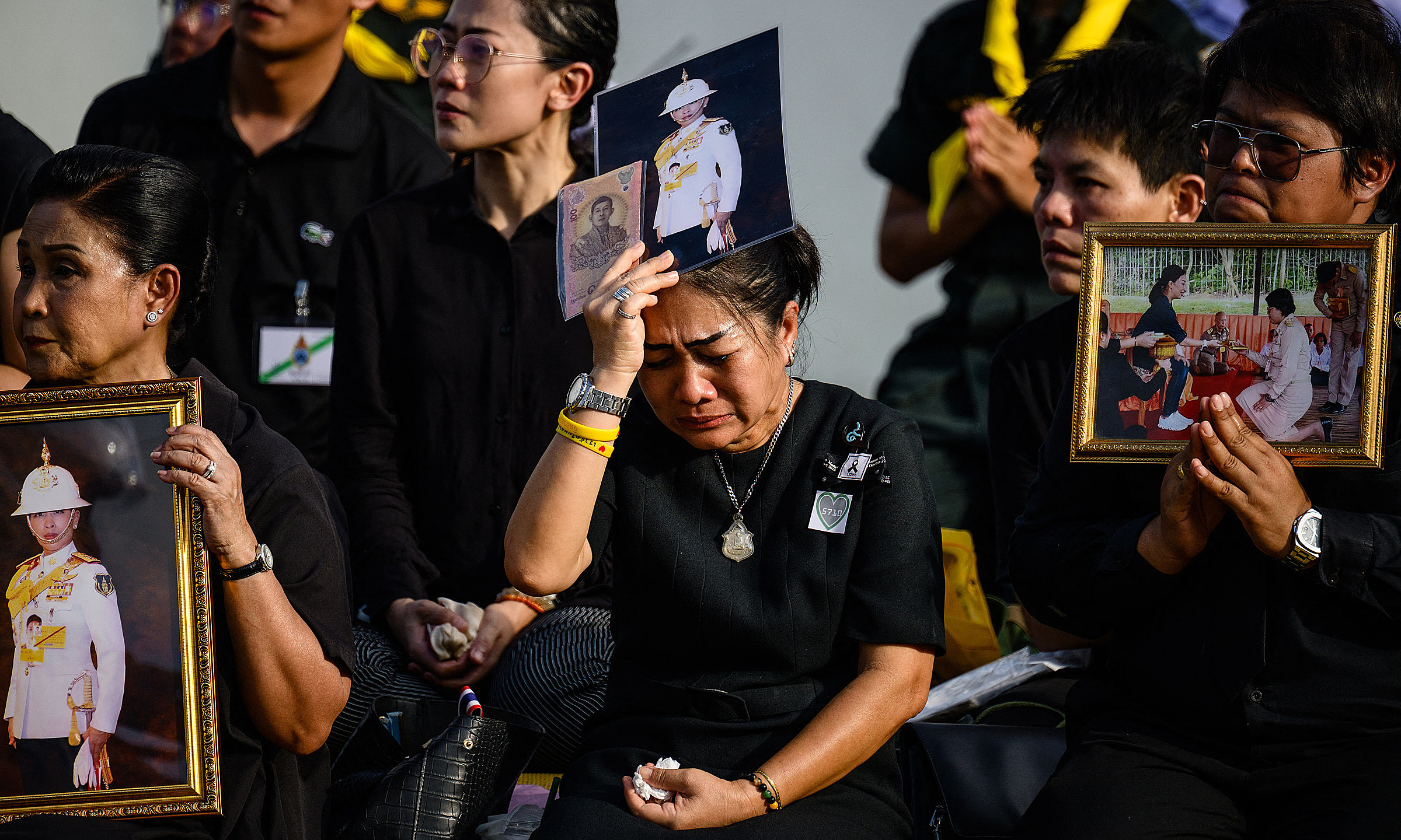 Thousands in black mourn Thai princess