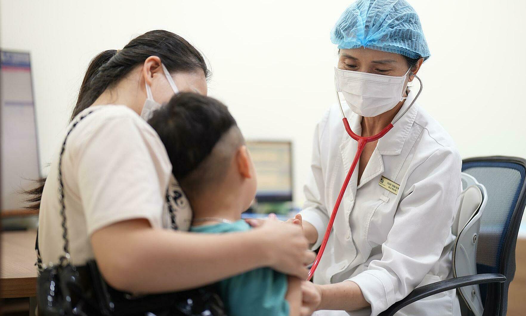 When does a child with bronchiolitis need antibiotics?