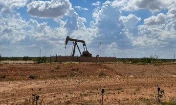 Oil prices hit 3-month low, gold sees slight increase