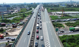 Ho Chi Minh City - Long Thanh expressway experiences nearly 10 km traffic jam
