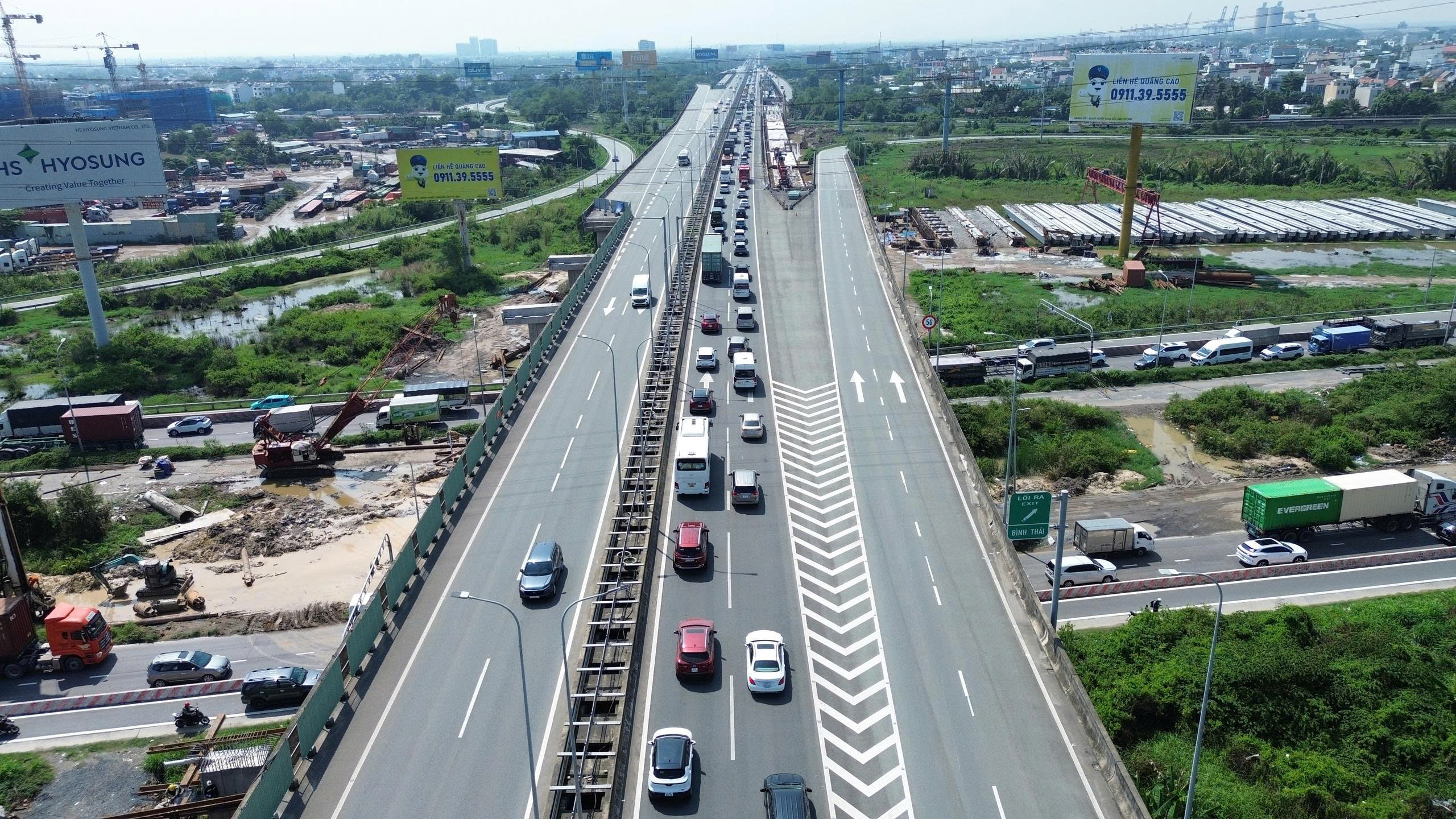 Ho Chi Minh City - Long Thanh expressway experiences nearly 10 km traffic jam