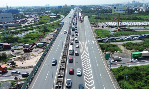 Ho Chi Minh City - Long Thanh expressway experiences nearly 10 km traffic jam
