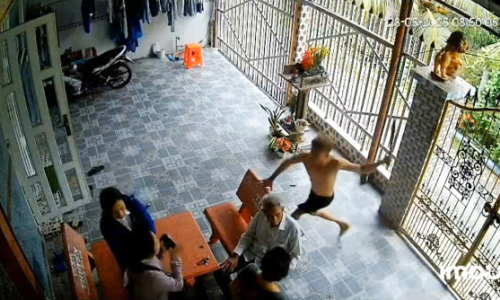 Man locks up, threatens female judge and court clerk with knife