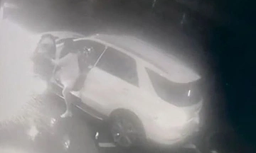Businesswoman fatally hits thief with car, retrieves handbag