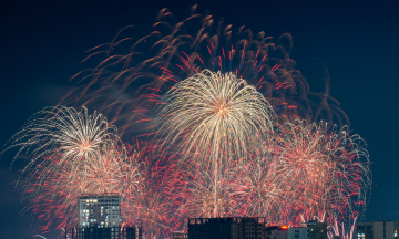 Japan and Italy's fireworks night on the Han River