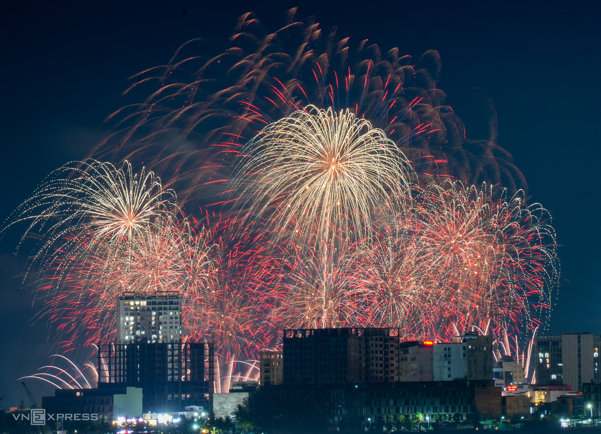 Japan and Italy's fireworks night on the Han River