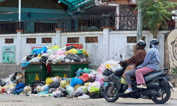 Hundreds of tons of trash accumulate on Da Lat streets