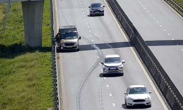 Bus driver fined 13 million dong for stopping on expressway for passenger restroom break