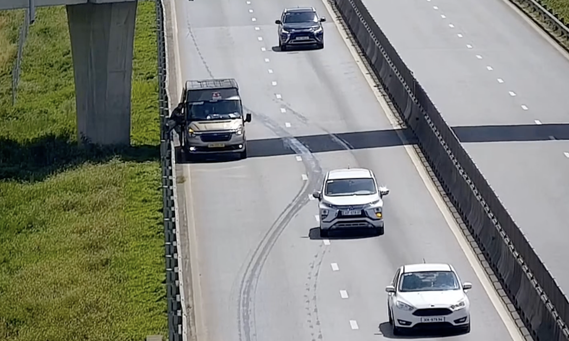 Bus driver fined 13 million dong for stopping on expressway for passenger restroom break