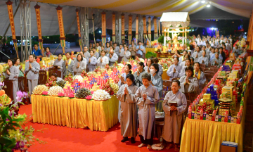 Overnight prayers for martyrs and compatriots at Le Thi Rieng Park