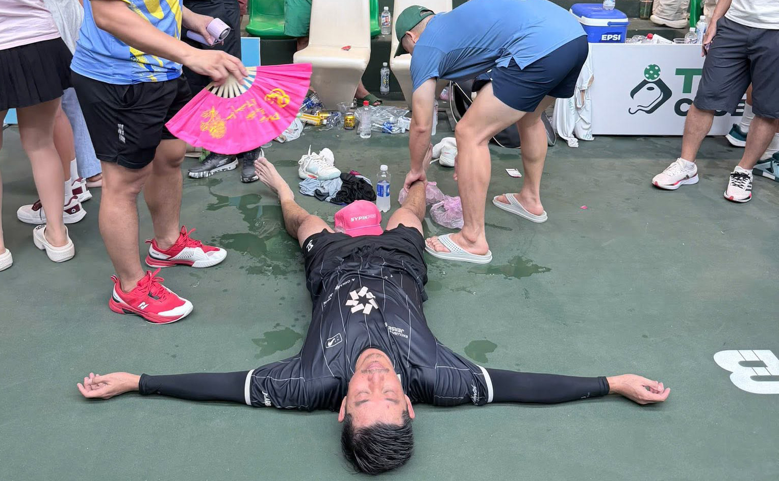 Pickleball player Do Minh Quan leaves court by ambulance
