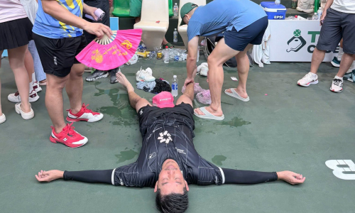 Pickleball player Do Minh Quan leaves court by ambulance