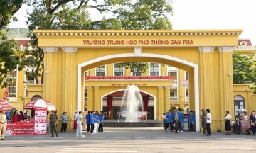 Invigilator prompts colleague's child in graduation exam room