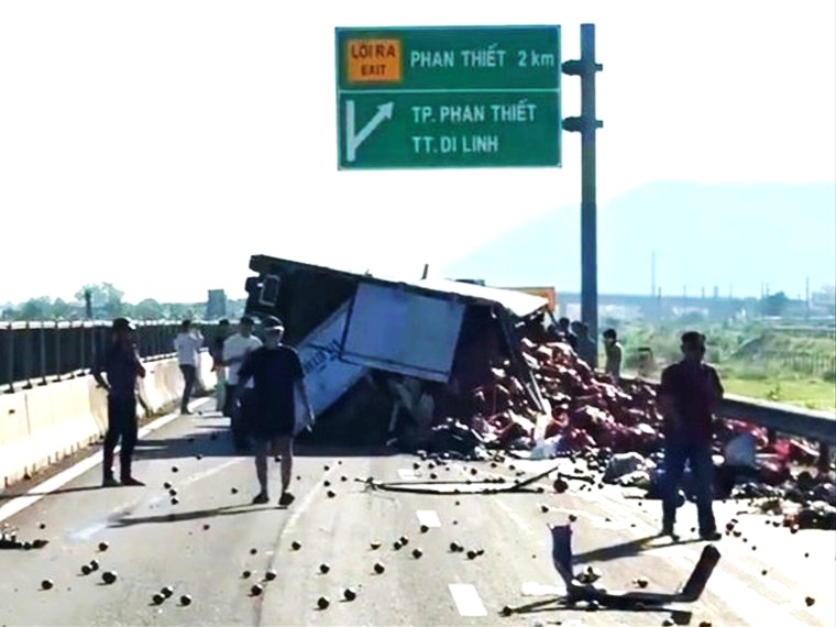 Truck overturns, blocking Vinh Hao - Phan Thiet expressway temporarily closed