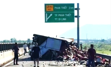 Truck overturns, blocking Vinh Hao - Phan Thiet expressway temporarily closed