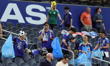 Japanese fans clean stadium after draw with Netherlands