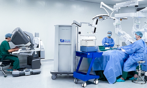 Robotic surgery removes large chest tumor from woman
