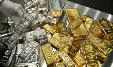 Global gold prices surge, crude oil declines