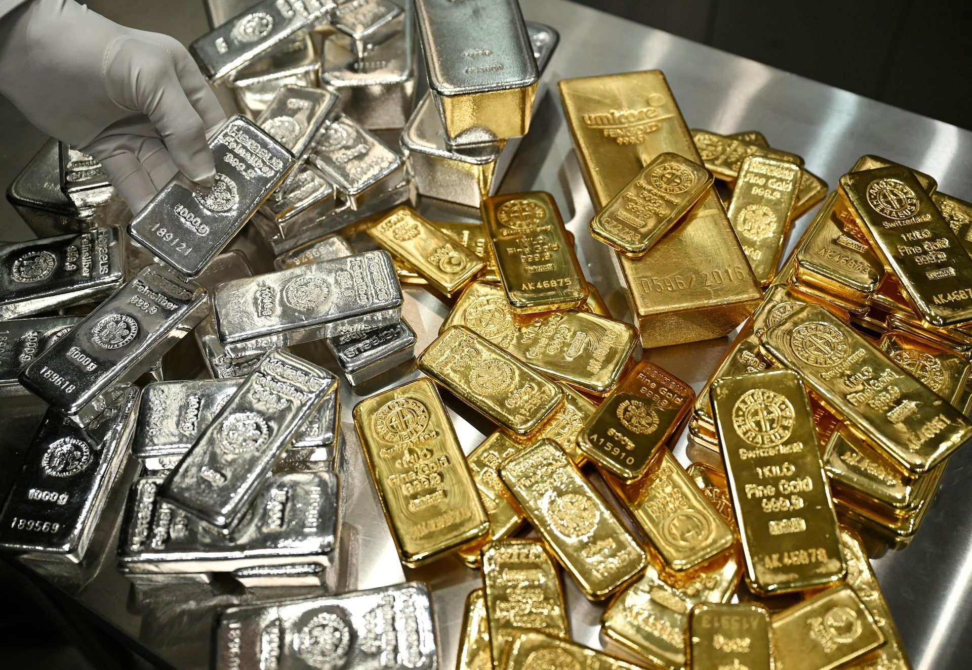 Global gold prices surge, crude oil declines
