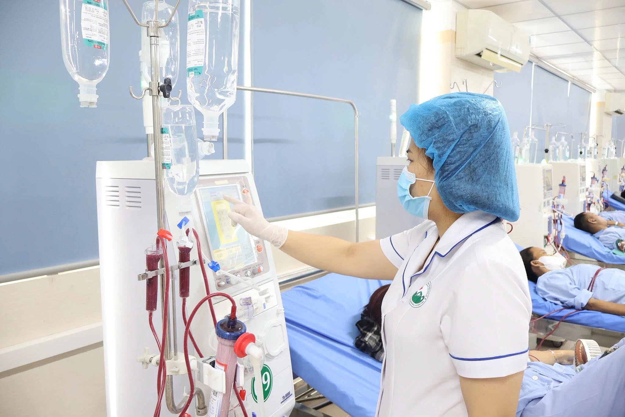 Hanoi offers up to 20 million dong monthly support for doctors transferring to grassroots level facilities