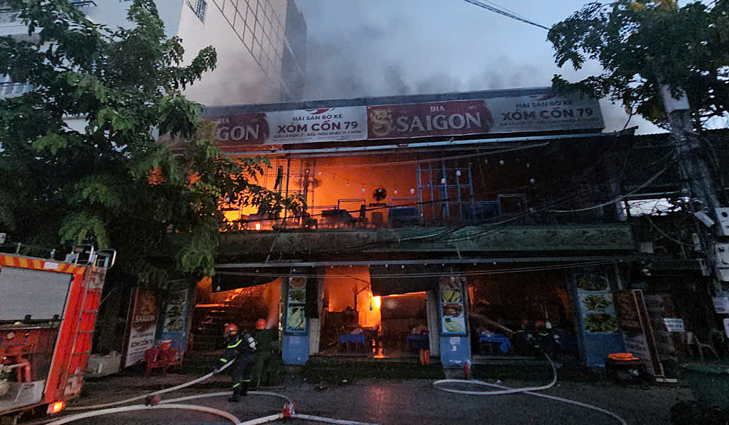 Fire at Nha Trang seafood restaurant: over a dozen customers flee