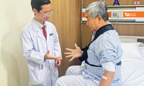 Artificial shoulder replacement for patient with multiple injuries