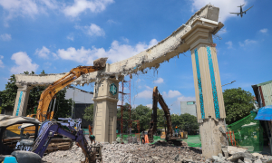 Dismantling welcome gate and homes to expand national route 13