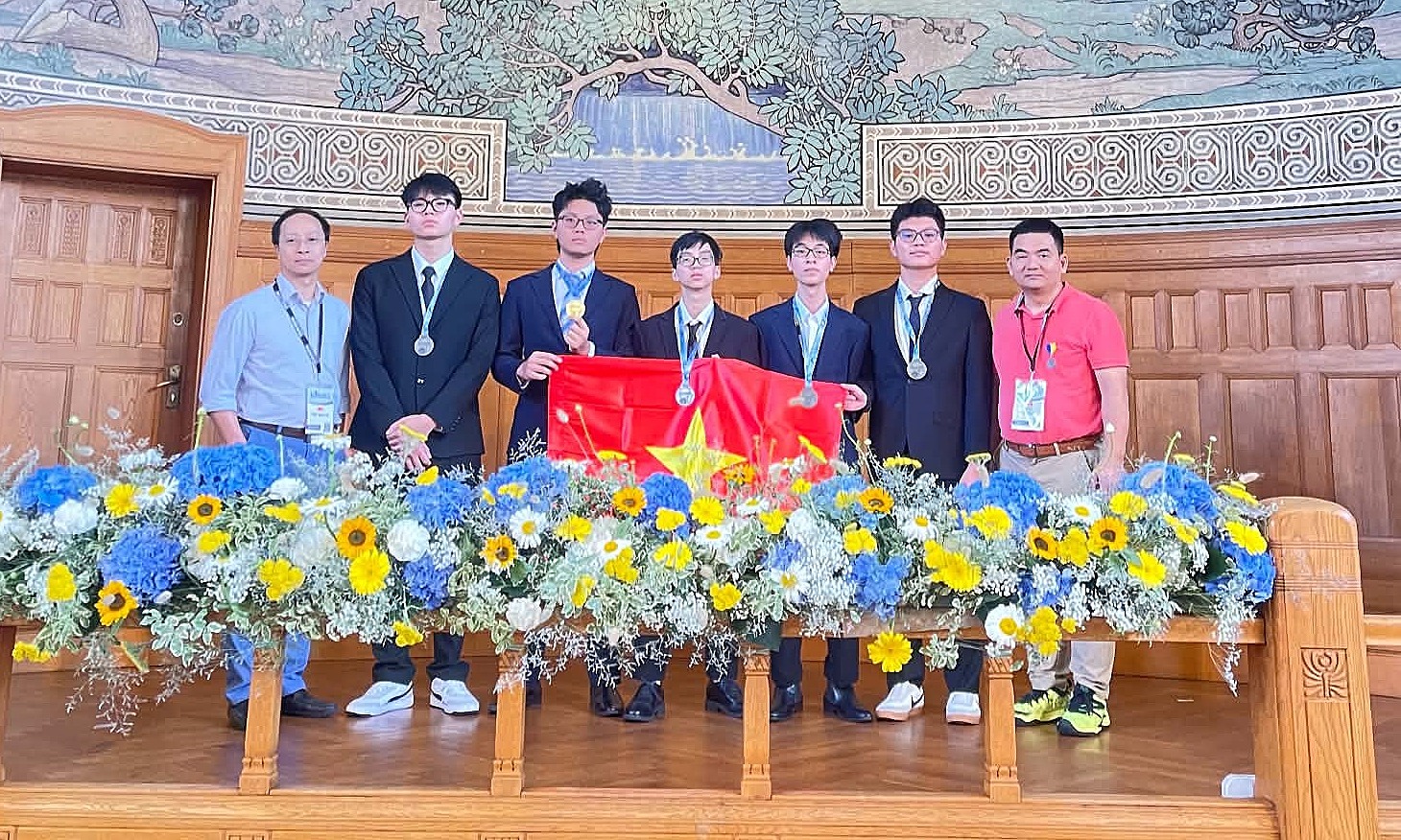 All 5 Vietnamese students win medals at European Physics Olympiad