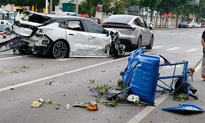Car crashes, killing two sanitation workers