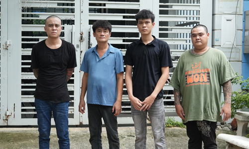 Man and accomplices arrested for threatening neighbors with weapons