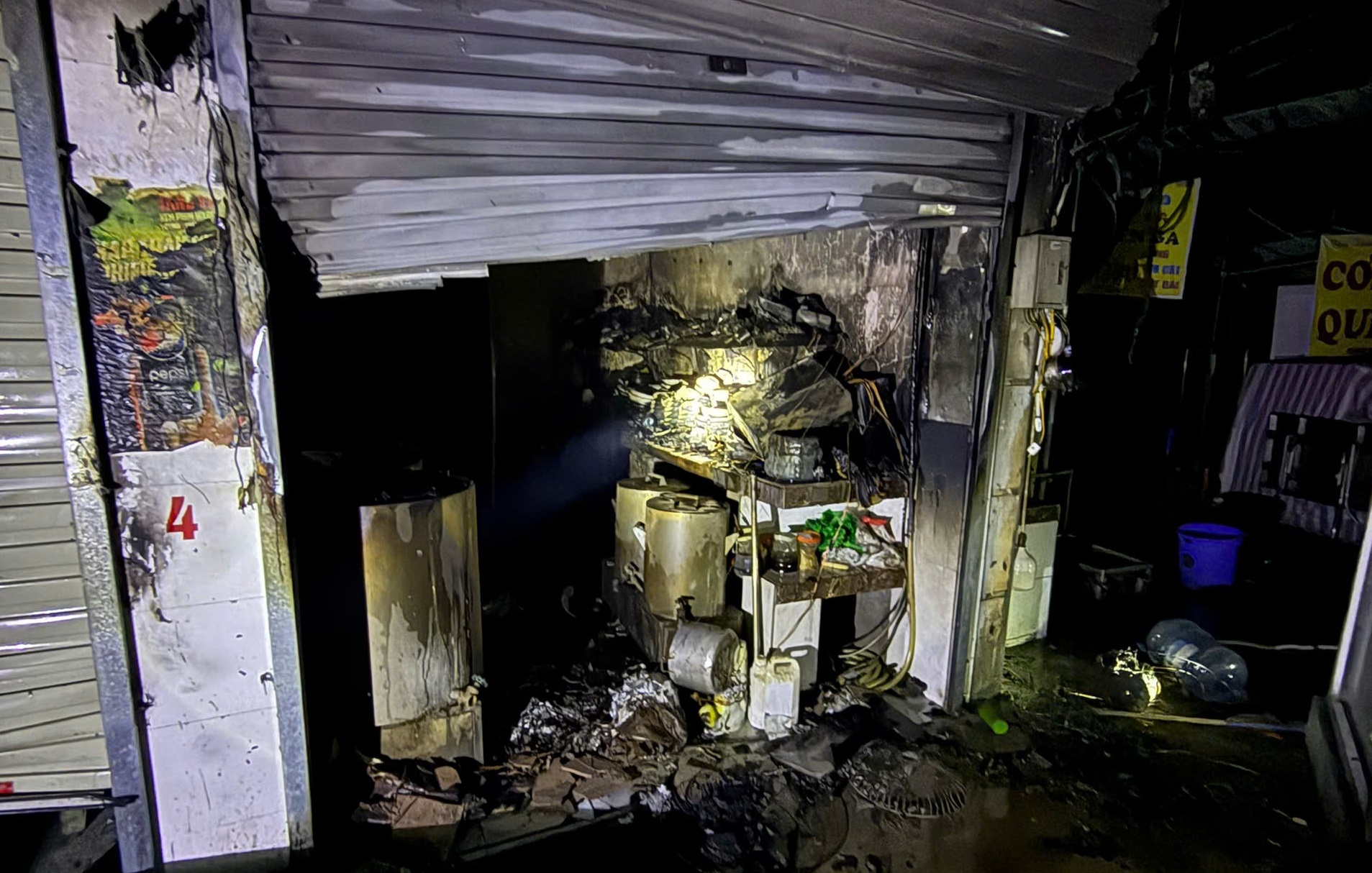 Firefighters save hundreds of kiosks at My Dinh market