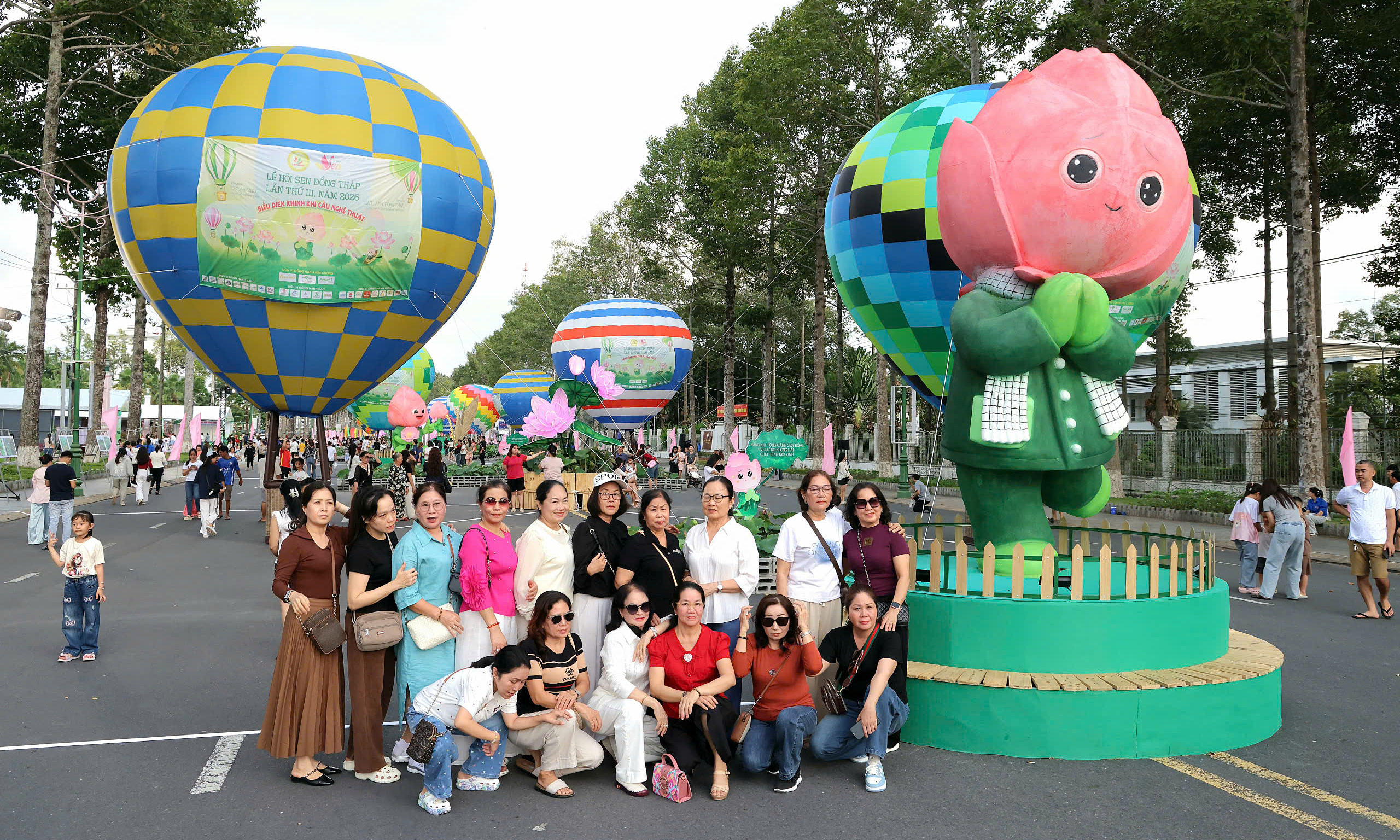 Hot air balloon displays and ao dai parade at Dong Thap lotus festival