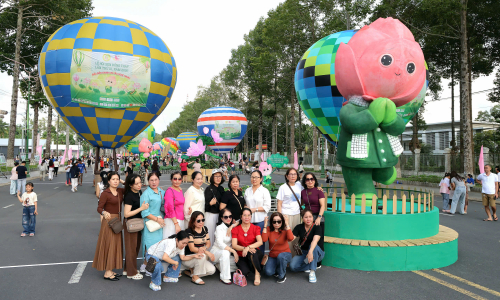 Hot air balloon displays and ao dai parade at Dong Thap lotus festival