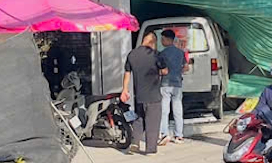 Truck crashes through supermarket door in Ho Chi Minh City