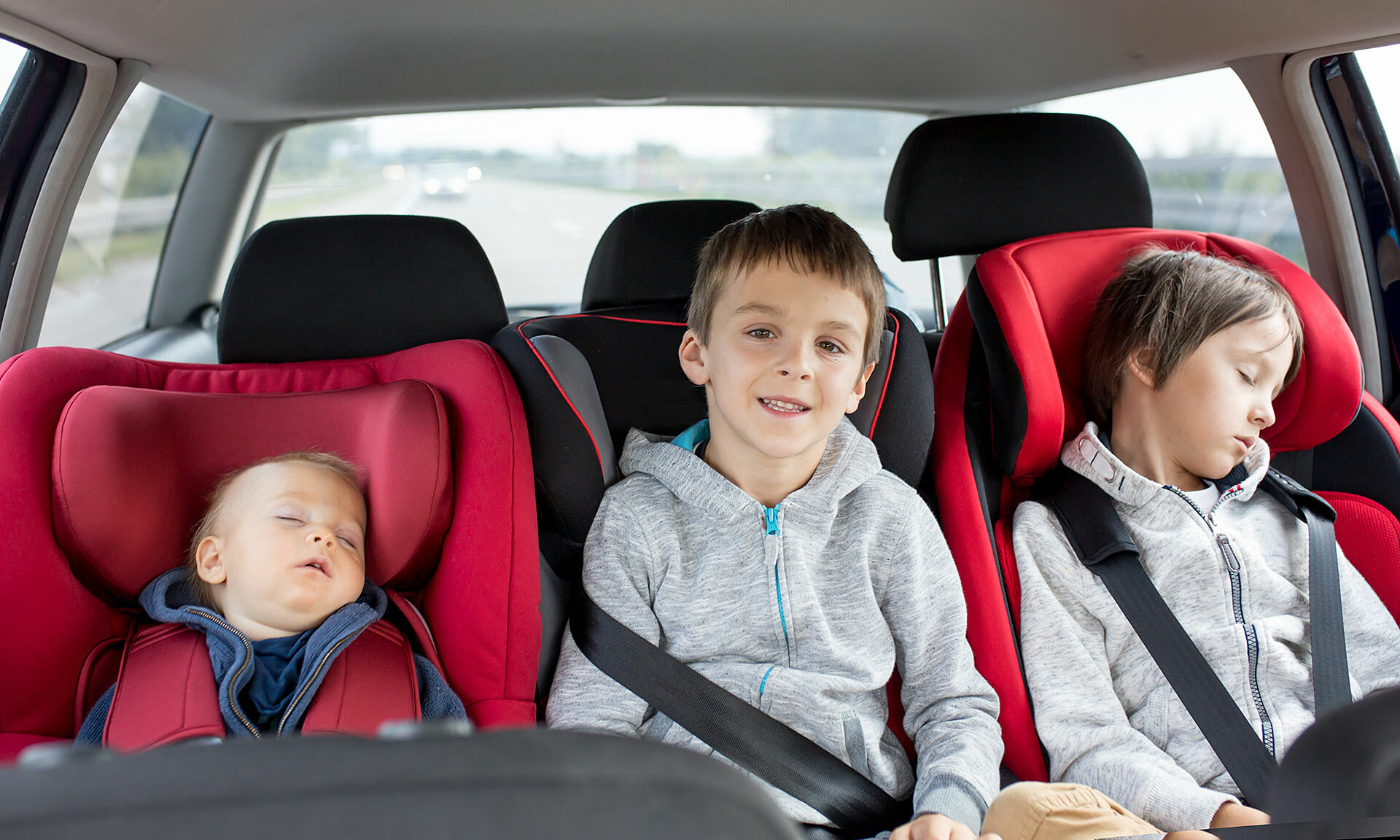 Solutions for installing safety seats in 5-seater cars for large families