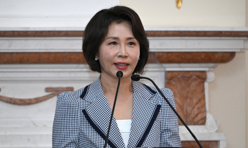 South Korean first lady seals golf game with Trump via pinky promise