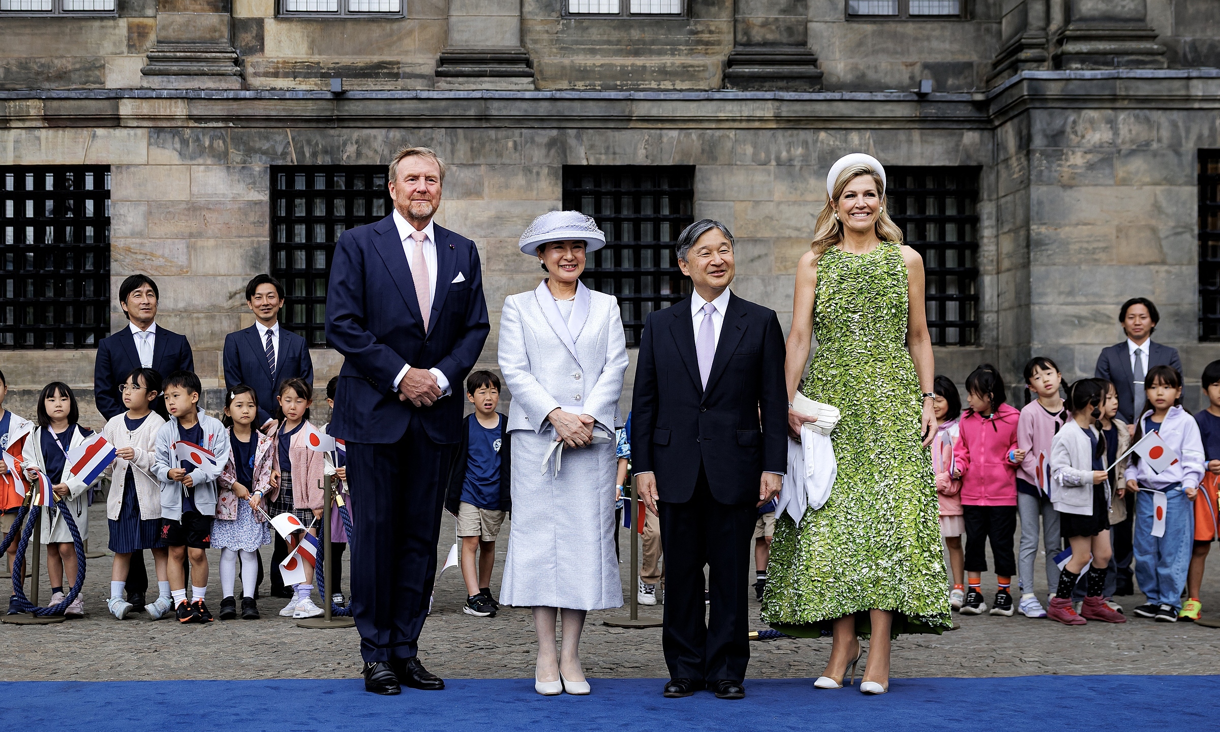 Dutch queen draws attention with 'vertical garden' dress