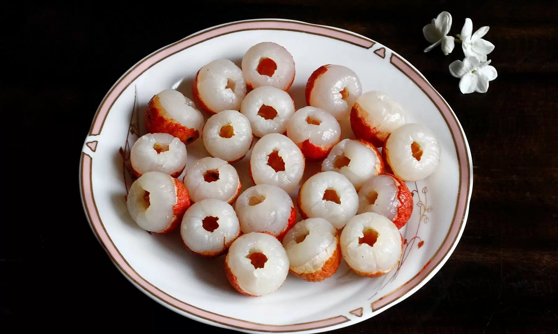 Does eating lychee cause alcohol on breath?