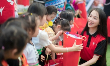 Hien Thuc supports students in the Northwest highlands
