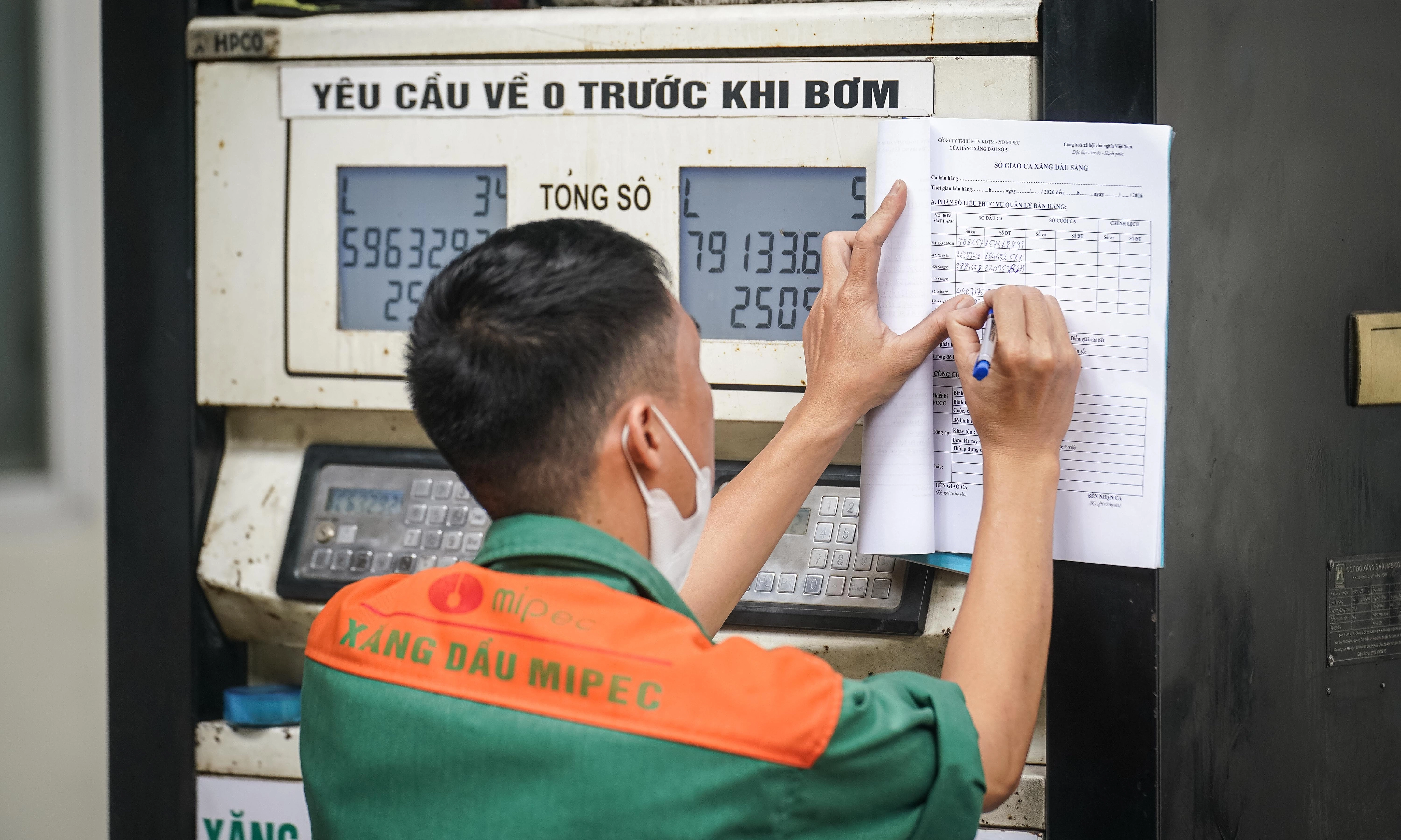 E10 gasoline price drops below 21,000 dong per liter
