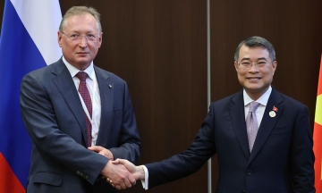 Prime Minister urges Russian corporations to boost oil and gas cooperation with Vietnam