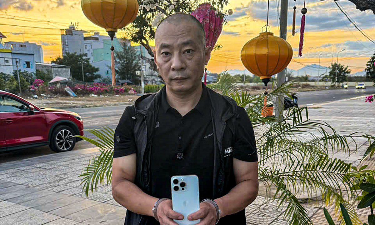 Man uses bag to cover casino manager's head, steals handbag